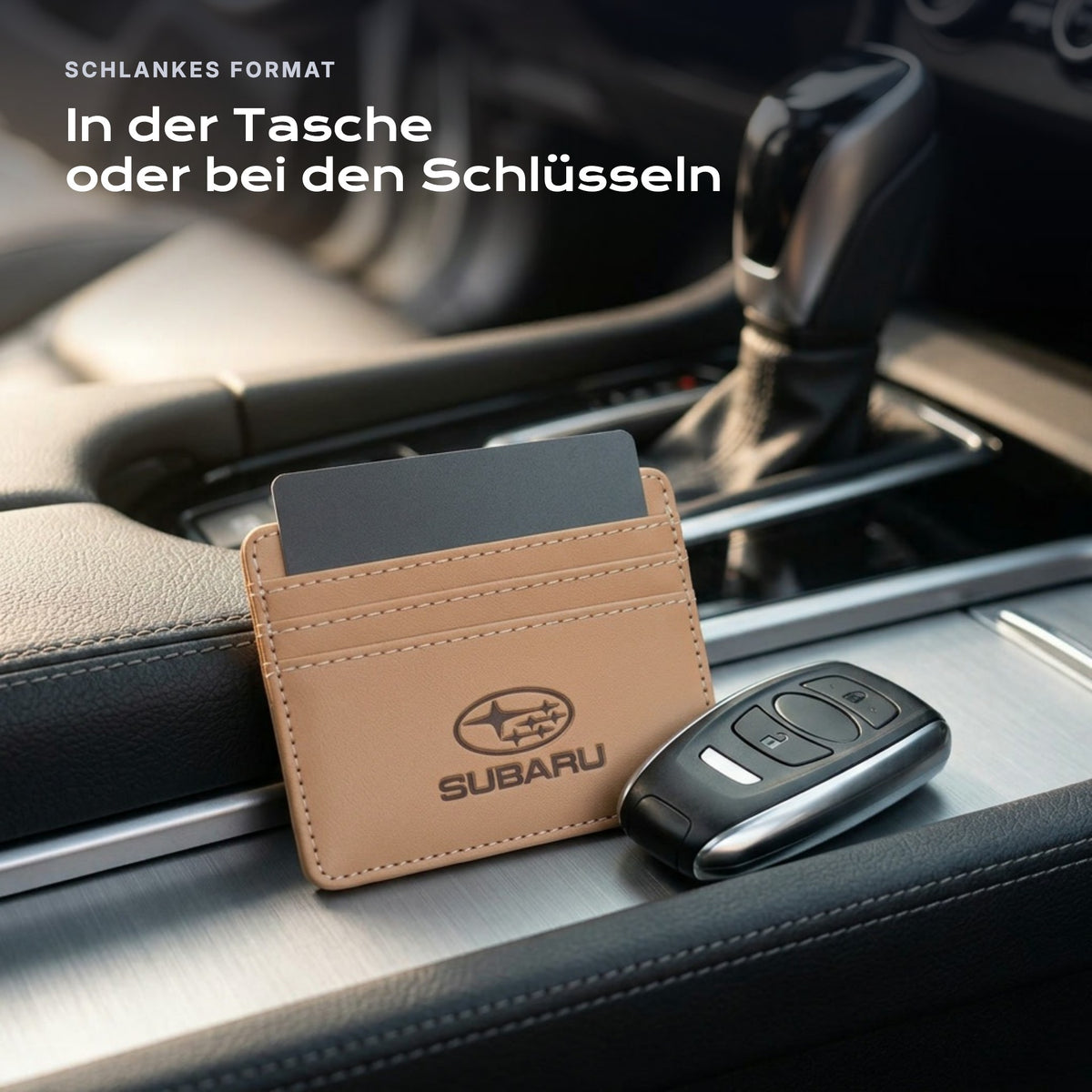 Kartenetui Subaru neben einem Schlüssel, schlankes Format