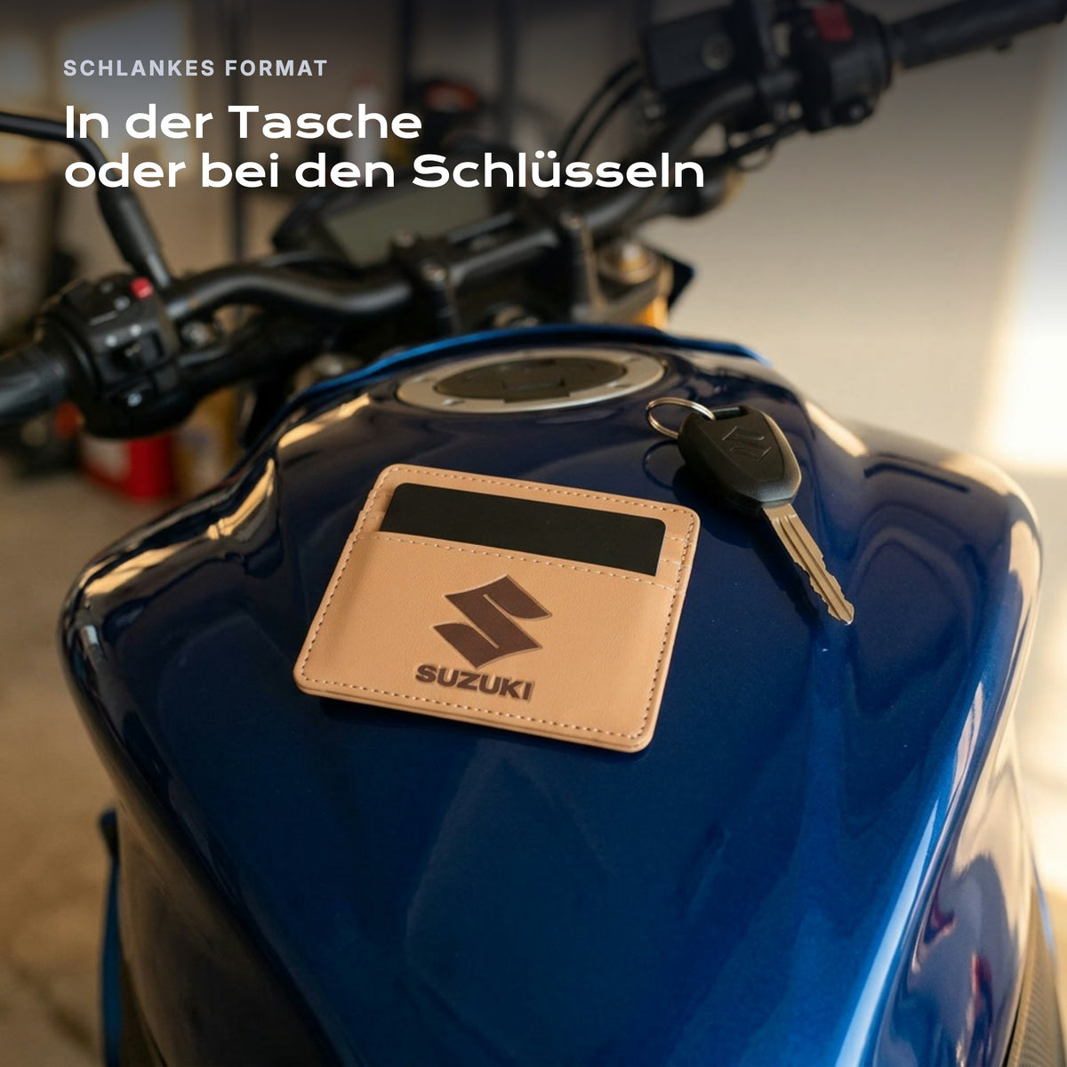 Kartenetui Suzuki neben einem Schlüssel, schlankes Format