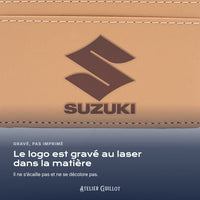 Logo Suzuki gravé au laser dans le simili cuir