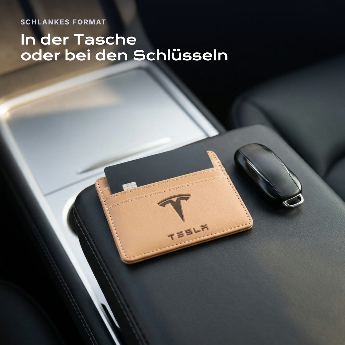 Kartenetui Tesla neben einem Schlüssel, schlankes Format
