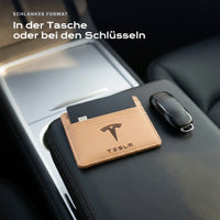 Kartenetui Tesla neben einem Schlüssel, schlankes Format