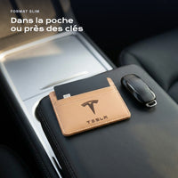 Porte-carte bancaire Tesla près d'une clé, format slim