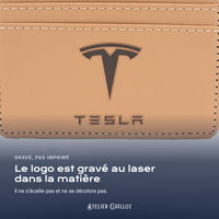Logo Tesla gravé au laser dans le simili cuir
