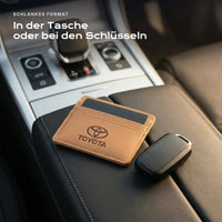 Kartenetui Toyota neben einem Schlüssel, schlankes Format