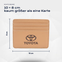 Kartenetui Toyota von Atelier Guillot: 10 × 8 cm, kaum größer als eine Karte