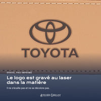 Logo Toyota gravé au laser dans le simili cuir