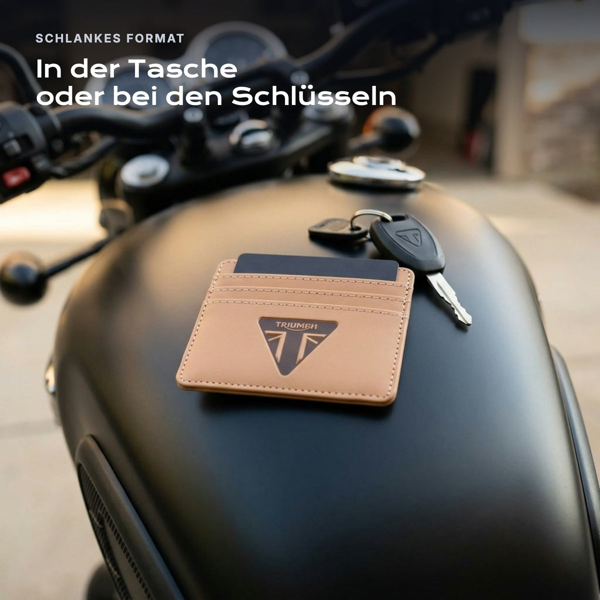 Kartenetui Triumph neben einem Schlüssel, schlankes Format