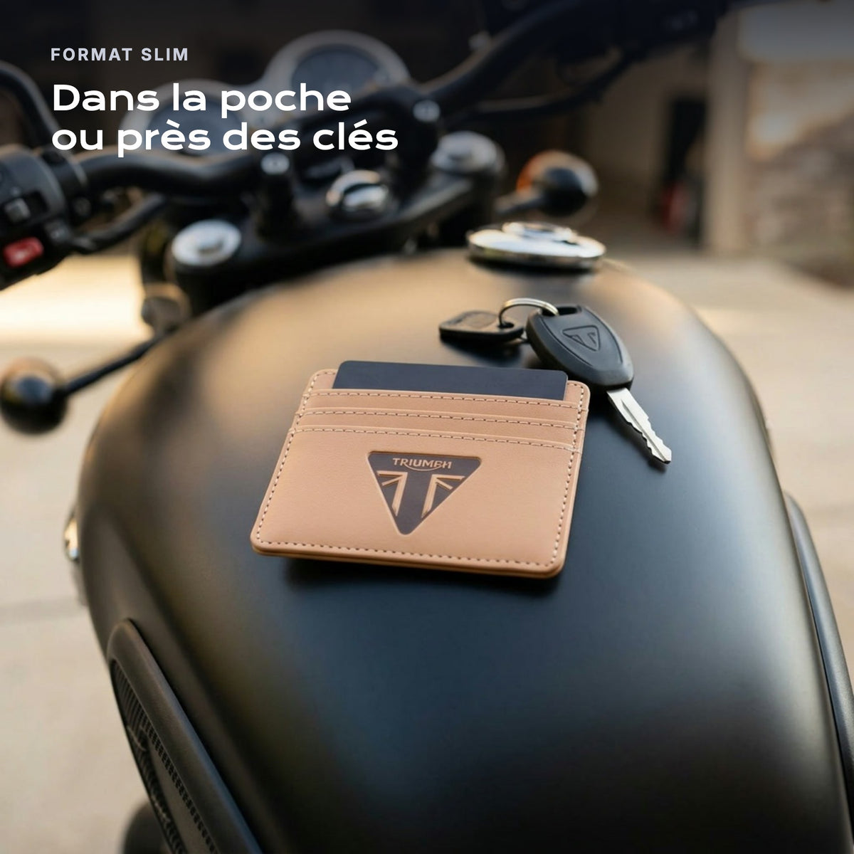 Porte-carte bancaire Triumph près d'une clé, format slim