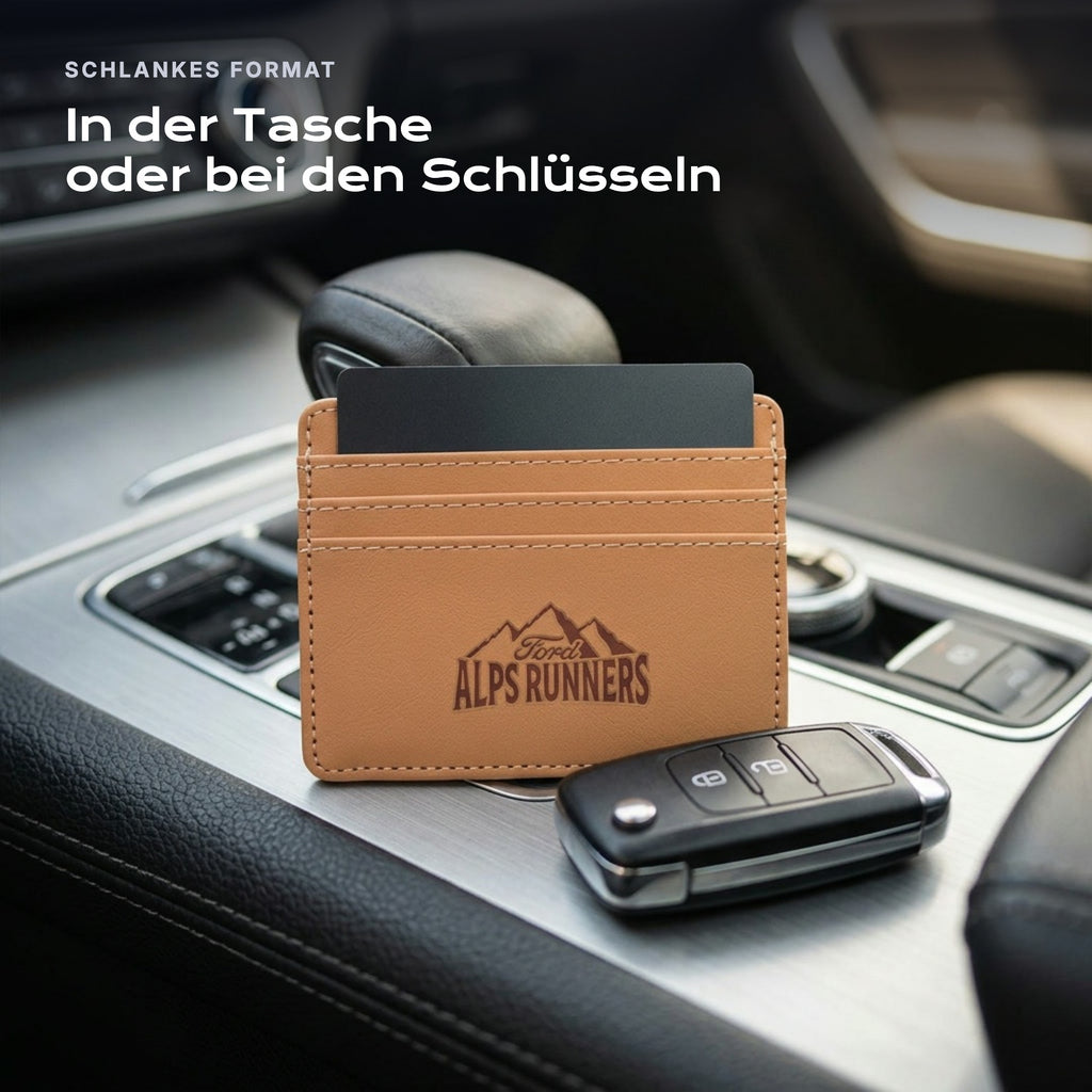 Kartenetui X Ford Alps Runners neben einem Schlüssel, schlankes Format
