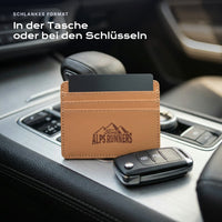 Kartenetui X Ford Alps Runners neben einem Schlüssel, schlankes Format