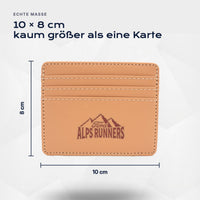 Kartenetui X Ford Alps Runners von Atelier Guillot: 10 × 8 cm, kaum größer als eine Karte