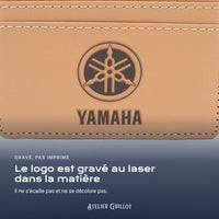 Logo Yamaha gravé au laser dans le simili cuir