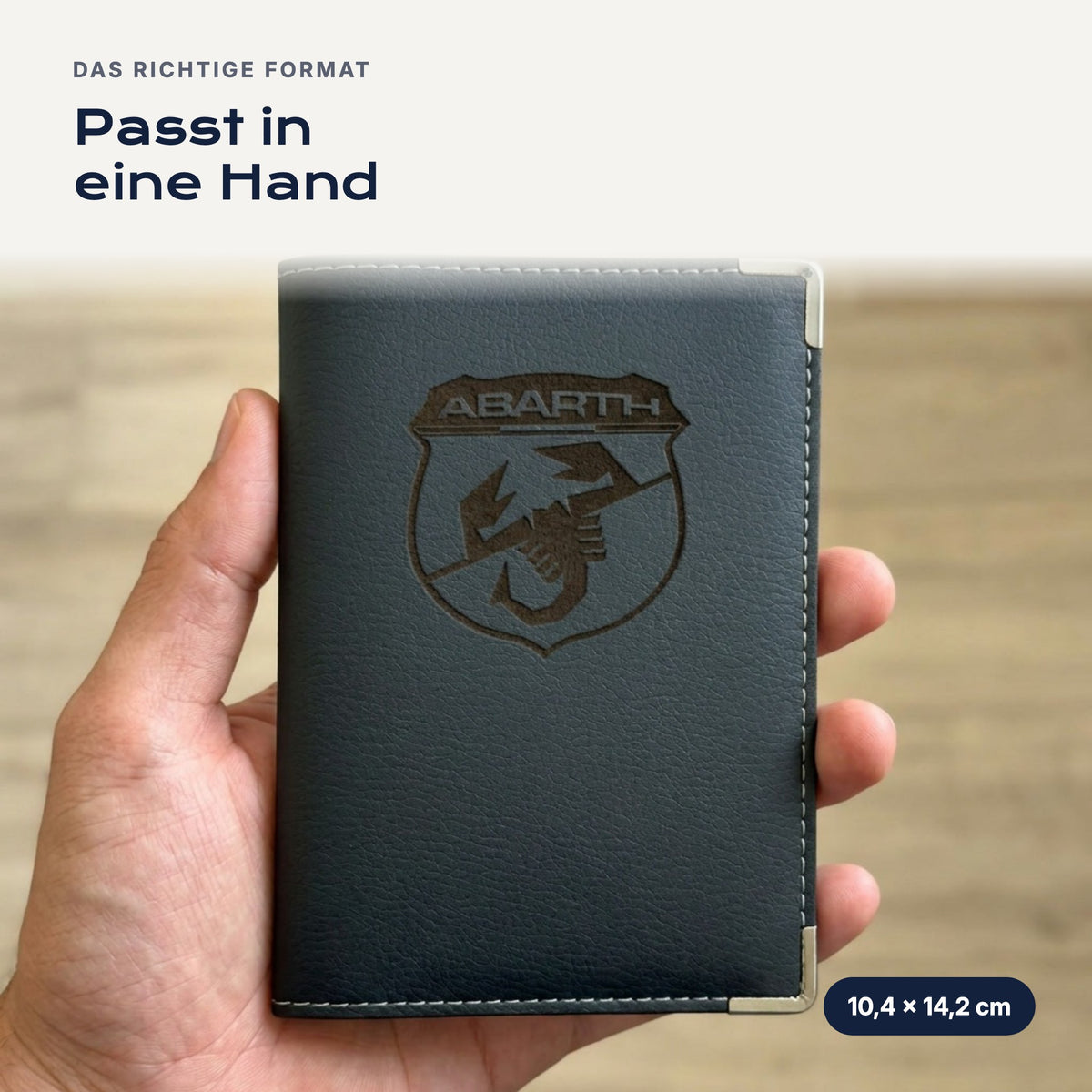 Fahrzeugscheinhülle Abarth aus Kunstleder in einer Hand