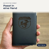 Fahrzeugscheinhülle Abarth aus Kunstleder in einer Hand