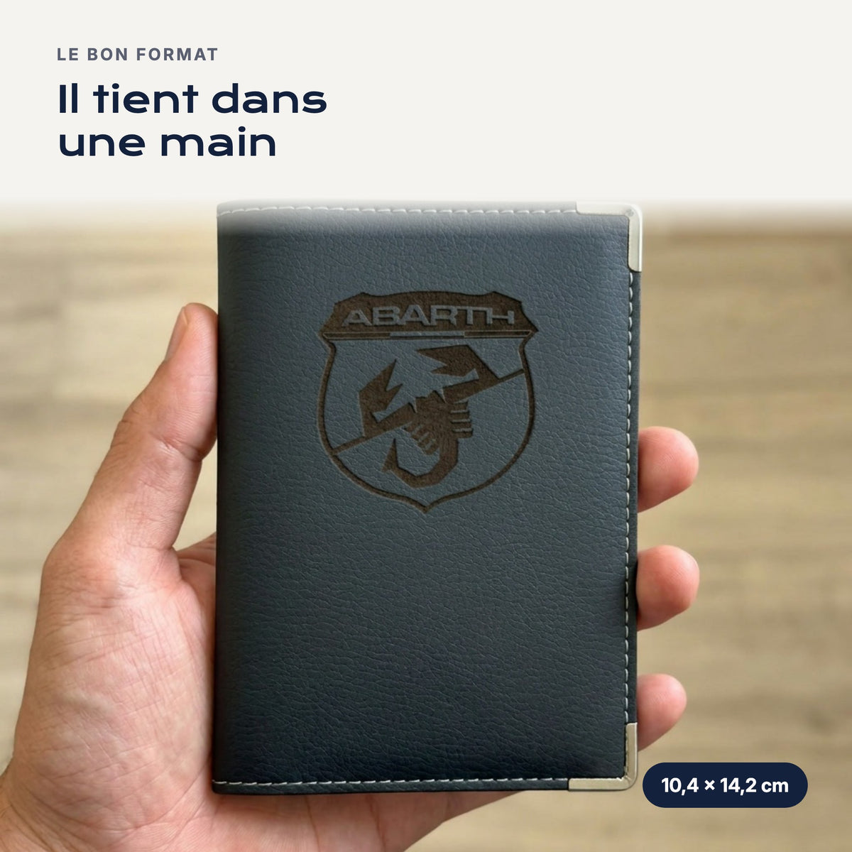 Porte-carte grise Abarth en simili cuir tenu dans une main