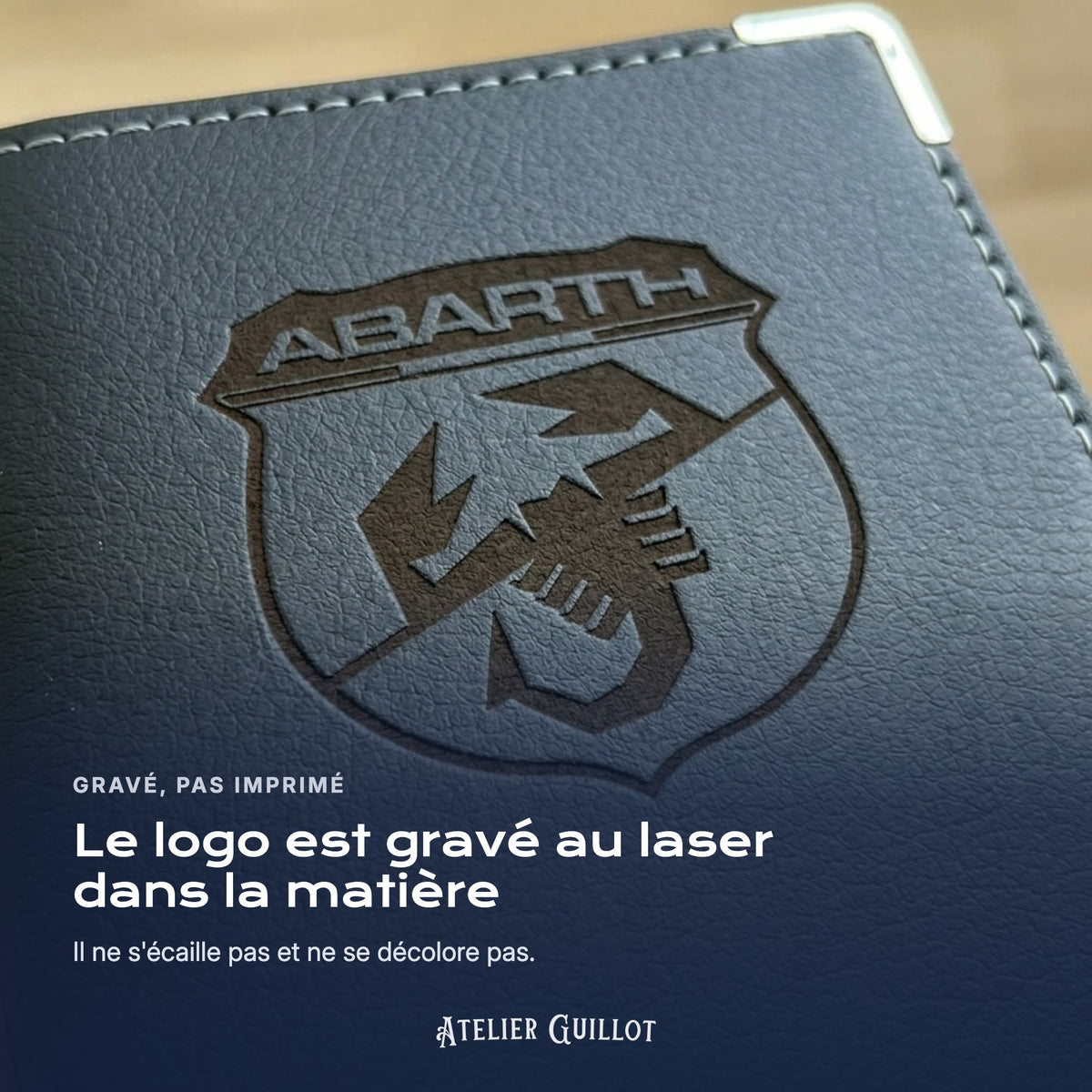 Logo Abarth gravé au laser dans le simili cuir
