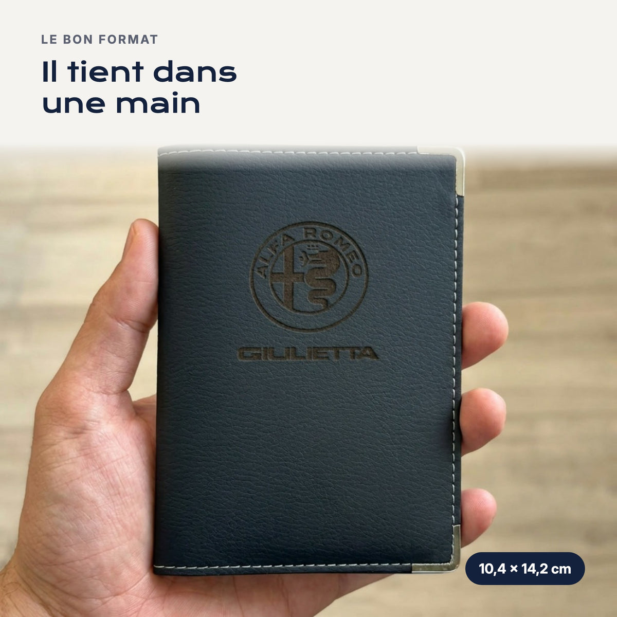 Porte-carte grise Alfa Romeo Giulietta en simili cuir tenu dans une main