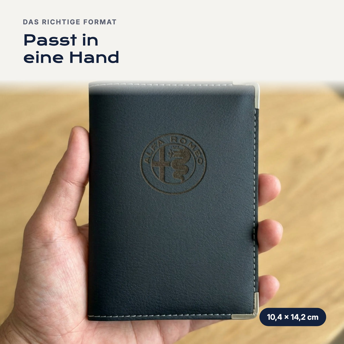 Fahrzeugscheinhülle Alfa Romeo aus Kunstleder in einer Hand