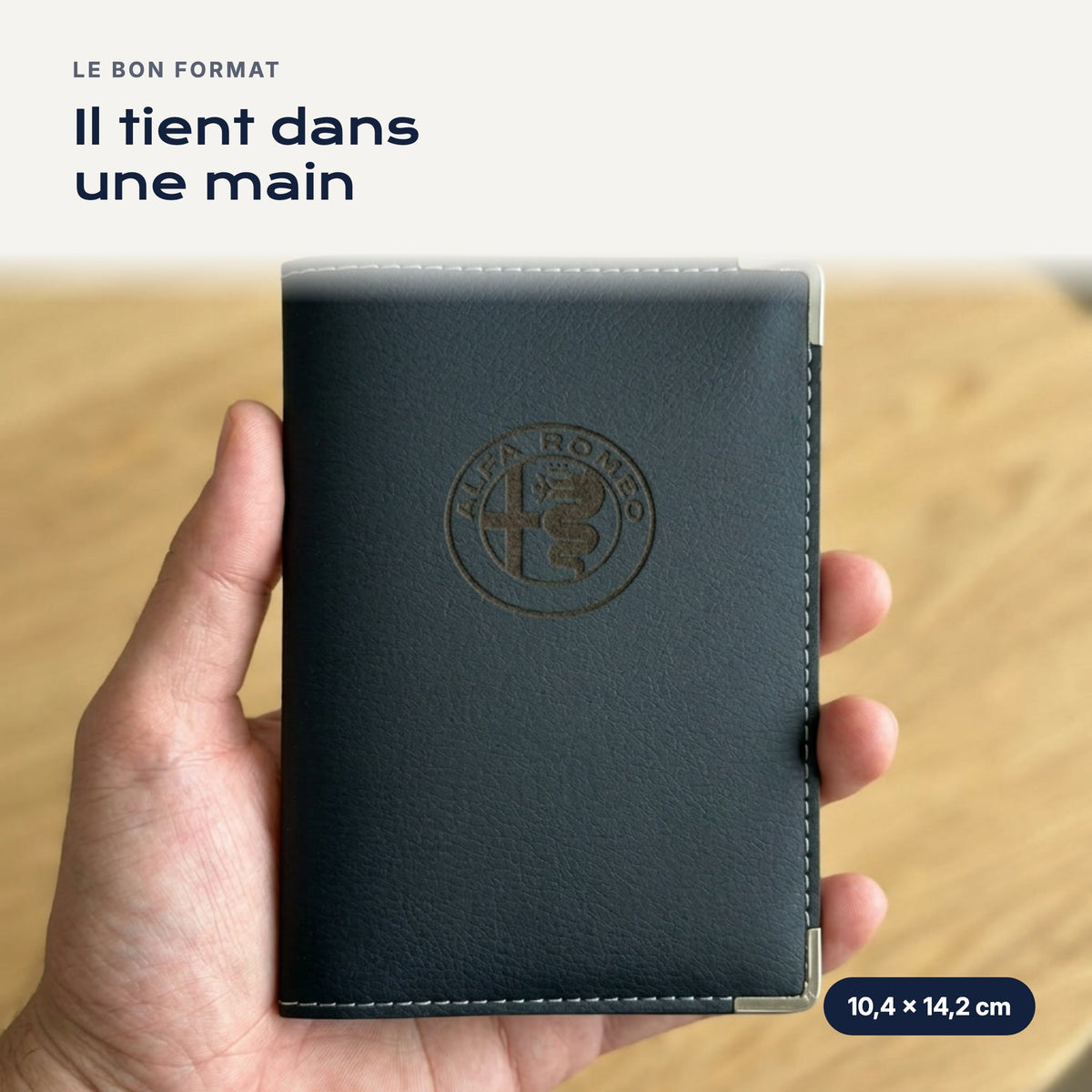 Porte-carte grise Alfa Romeo en simili cuir tenu dans une main