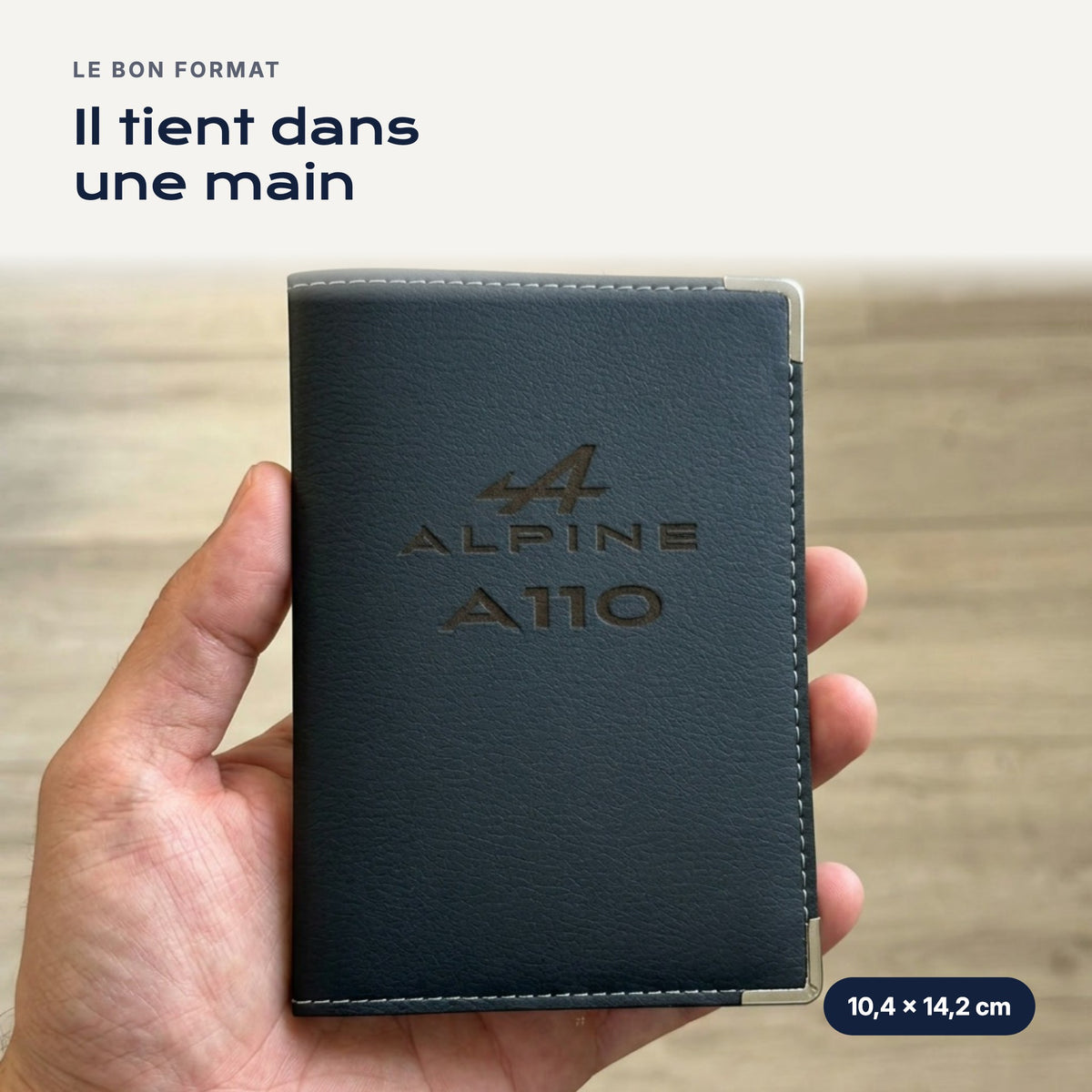 Porte-carte grise Alpine A110 en simili cuir tenu dans une main