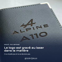 Logo Alpine A110 gravé au laser dans le simili cuir