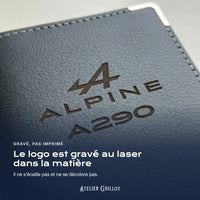 Logo Alpine A290 gravé au laser dans le simili cuir