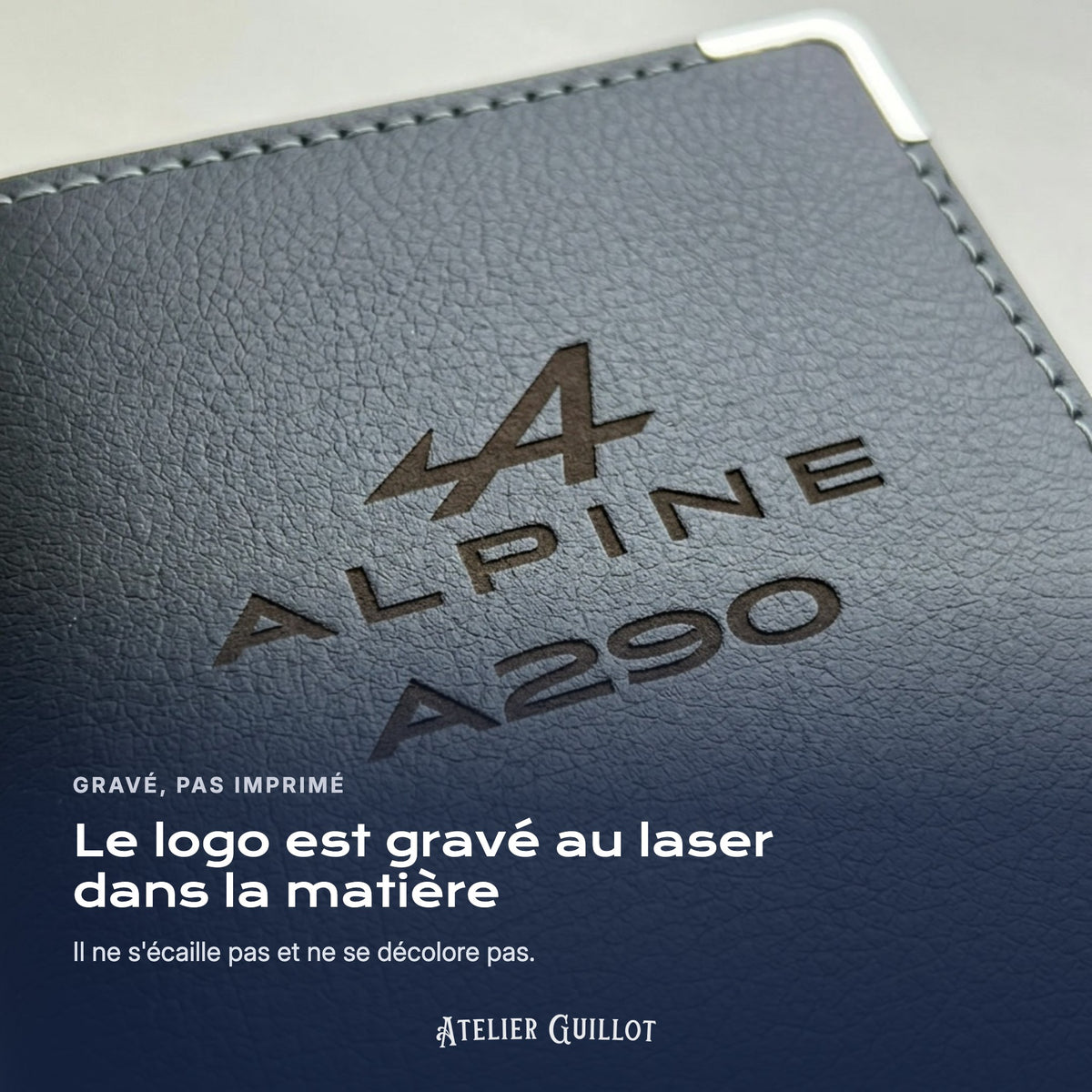 Logo Alpine A290 gravé au laser dans le simili cuir