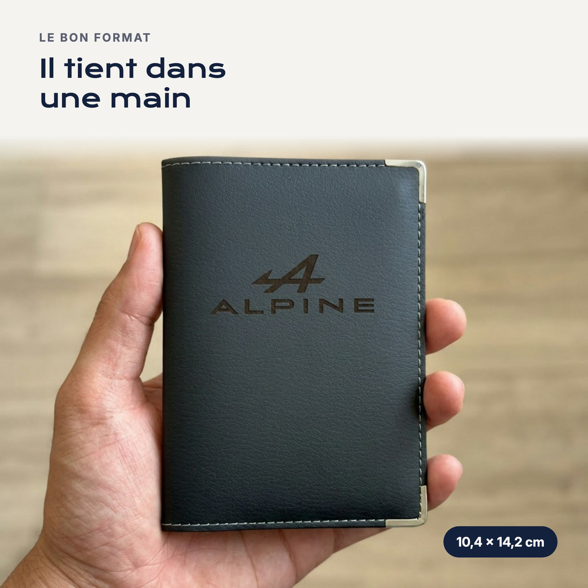 Porte-carte grise Alpine en simili cuir tenu dans une main