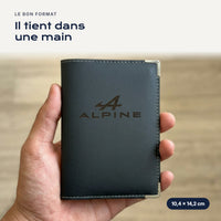 Porte-carte grise Alpine en simili cuir tenu dans une main