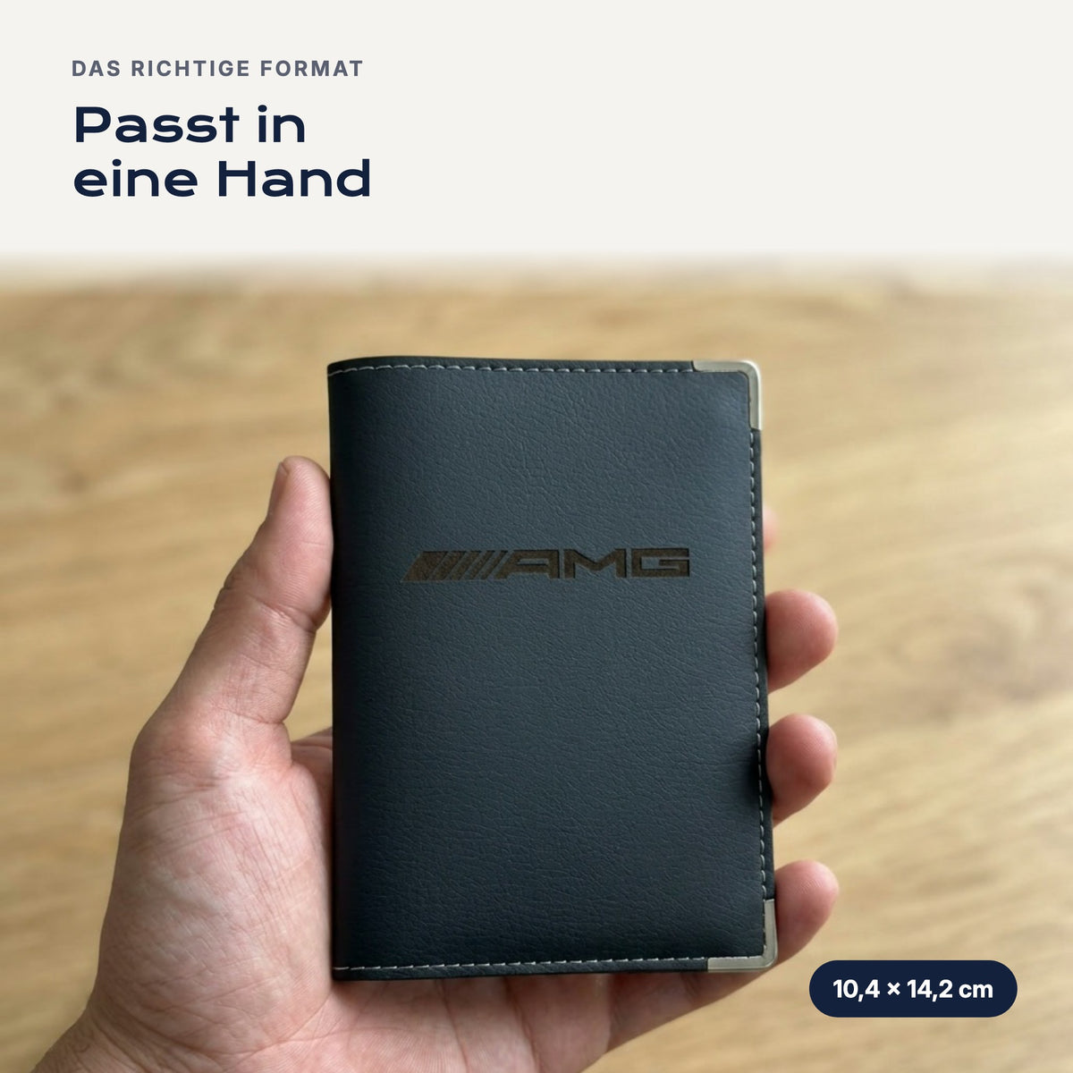 Fahrzeugscheinhülle AMG aus Kunstleder in einer Hand