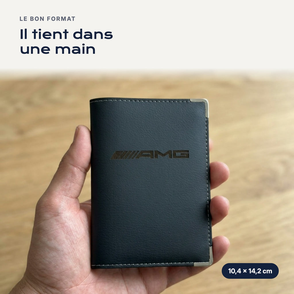 Porte-carte grise AMG en simili cuir tenu dans une main