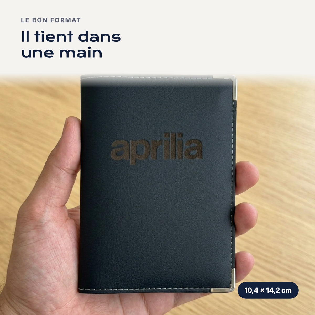 Porte-carte grise Aprilia en simili cuir tenu dans une main