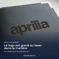 Logo Aprilia gravé au laser dans le simili cuir