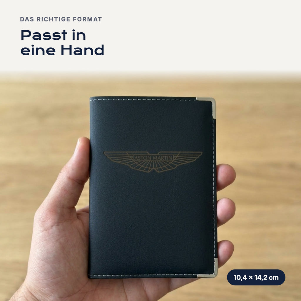 Fahrzeugscheinhülle Aston Martin aus Kunstleder in einer Hand