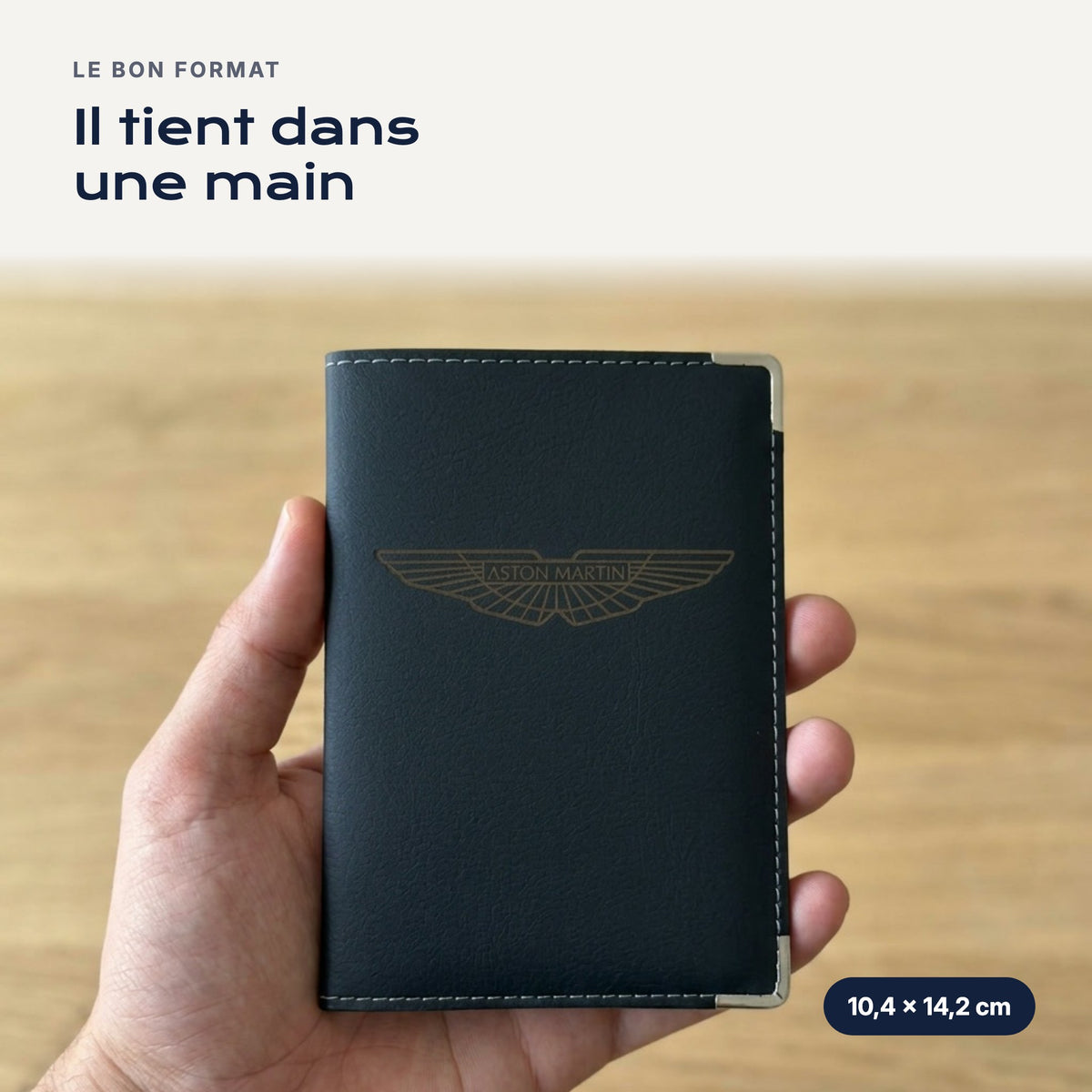 Porte-carte grise Aston Martin en simili cuir tenu dans une main
