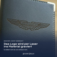 Logo Aston Martin, per Laser in Kunstleder graviert