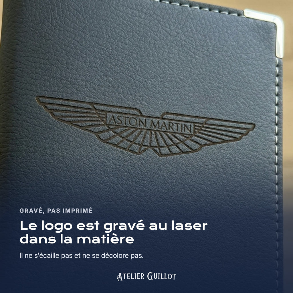 Logo Aston Martin gravé au laser dans le simili cuir