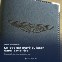 Logo Aston Martin gravé au laser dans le simili cuir