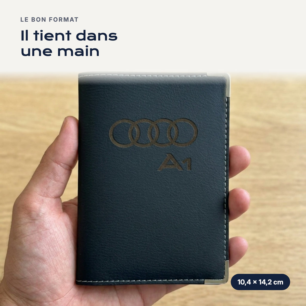 Porte-carte grise Audi A1 en simili cuir tenu dans une main
