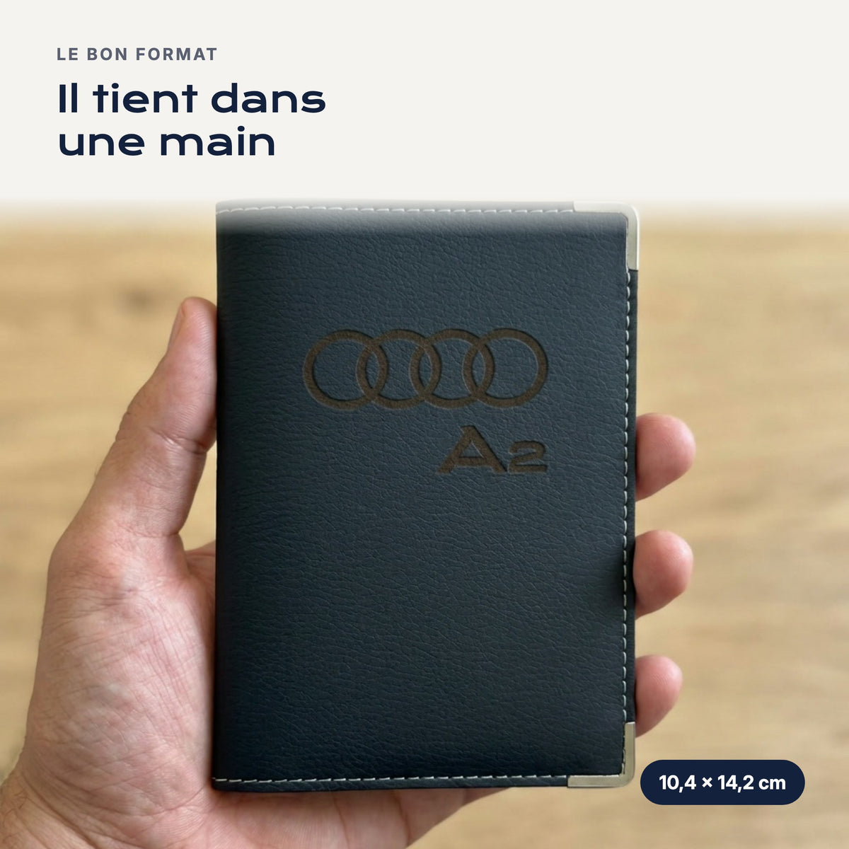 Porte-carte grise Audi A2 en simili cuir tenu dans une main