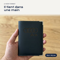 Porte-carte grise Audi A3 en simili cuir tenu dans une main