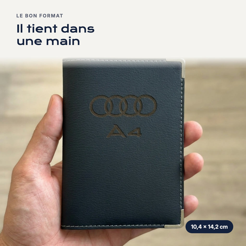 Porte-carte grise Audi A4 en simili cuir tenu dans une main