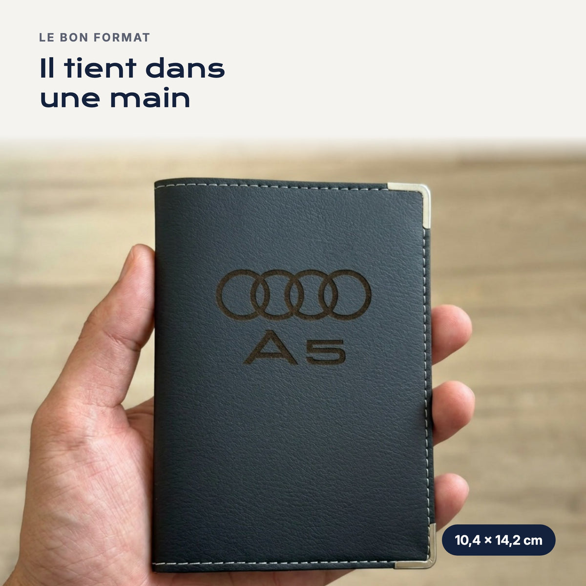 Porte-carte grise Audi A5 en simili cuir tenu dans une main