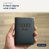 Porte-carte grise Audi A6 en simili cuir tenu dans une main