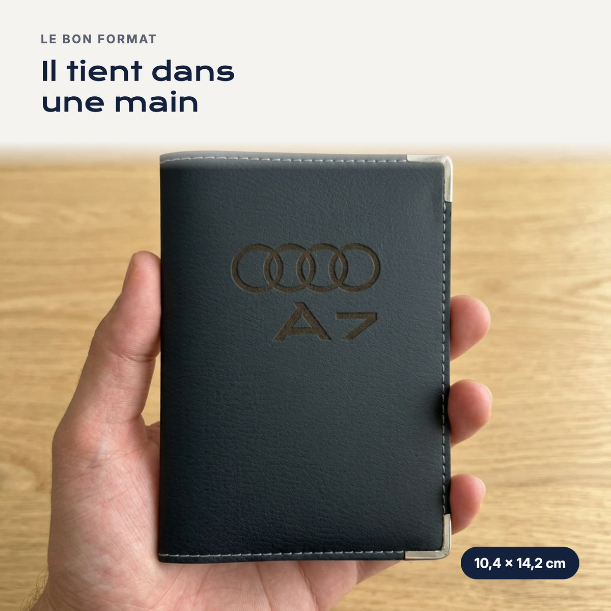 Porte-carte grise Audi A7 en simili cuir tenu dans une main