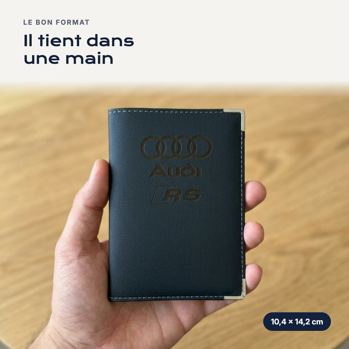 Porte-carte grise Audi RS en simili cuir tenu dans une main