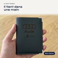 Porte-carte grise Audi S-line en simili cuir tenu dans une main