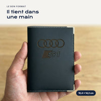 Porte-carte grise Audi S1 en simili cuir tenu dans une main