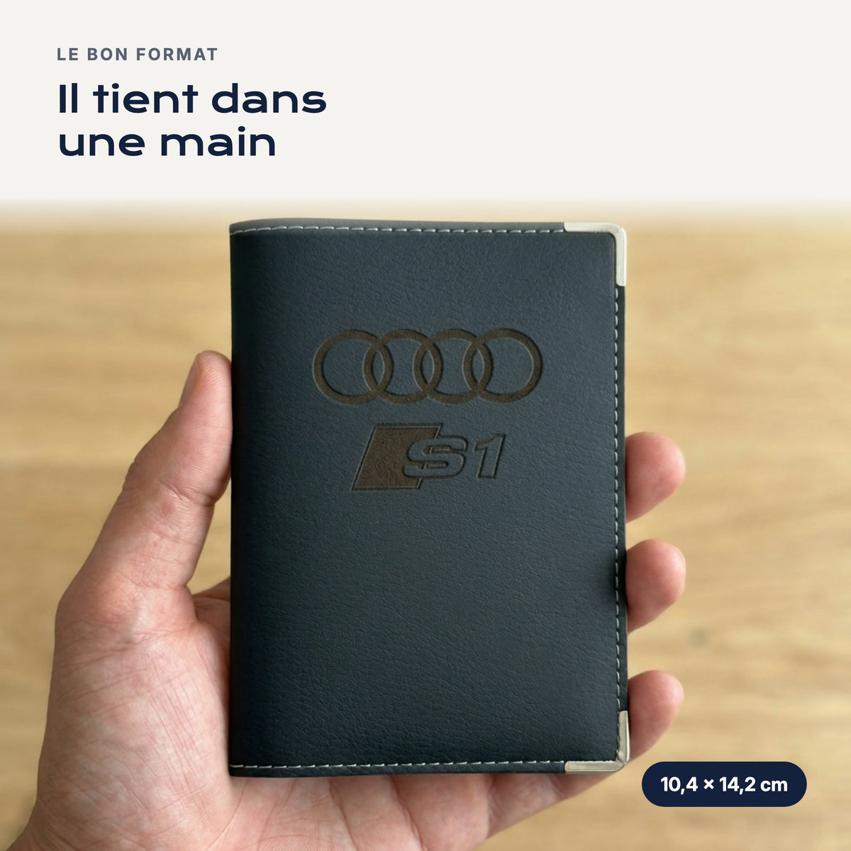 Porte-carte grise Audi S1 en simili cuir tenu dans une main