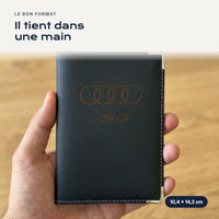 Porte-carte grise Audi S3 en simili cuir tenu dans une main